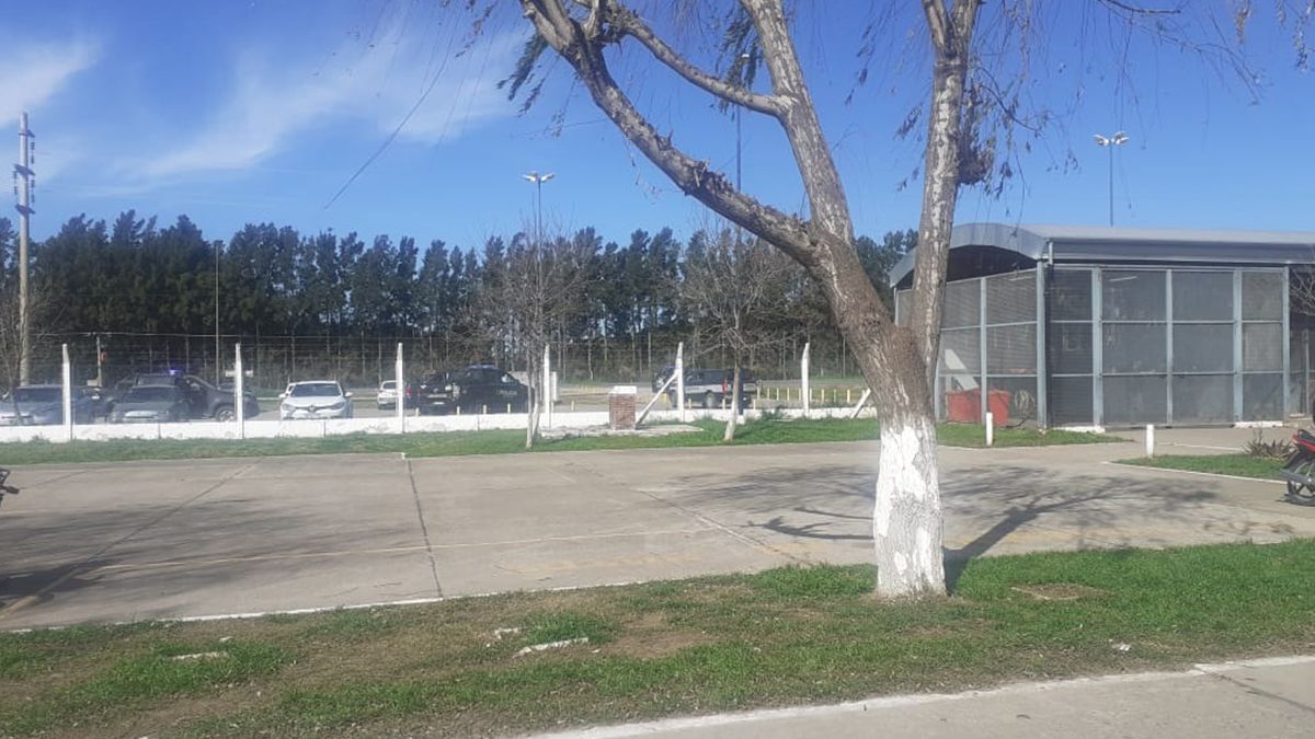 Según se informó desde el Ministerio de Seguridad de la provincia, algunas de las personas trasladadas son Mauricio La Ferrara, Leandro Vilches, Carlos Martinotti y Jesica González.