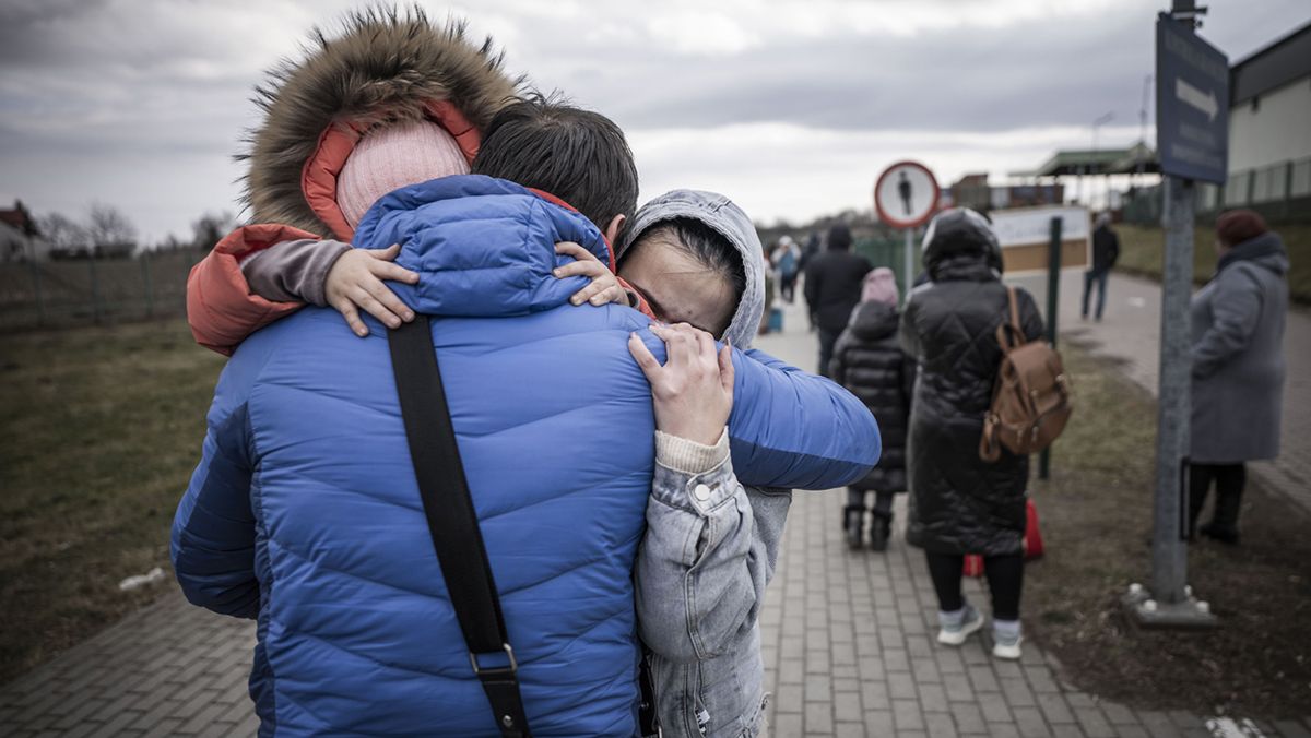 Refugiados ucranianos llegan a la estación de tren de Przemysl
