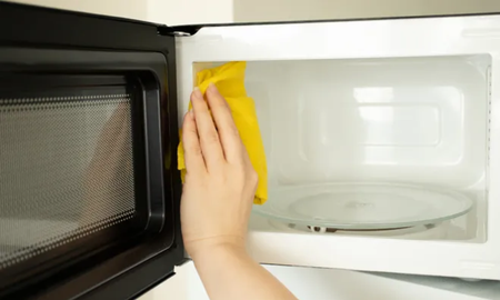 Cómo limpiar la puerta del microondas con un truco casero. Cómo limpiar la puerta del microondas con un truco casero.