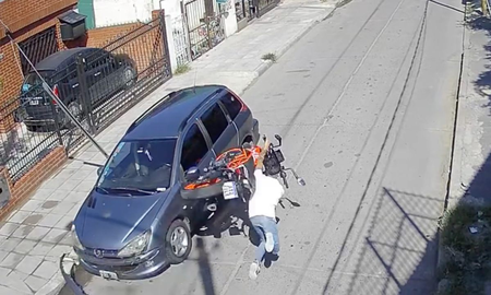 Pidió una moto prestada, chocó contra un auto estacionado y murió en el acto Pidió una moto prestada, chocó contra un auto estacionado y murió en el acto