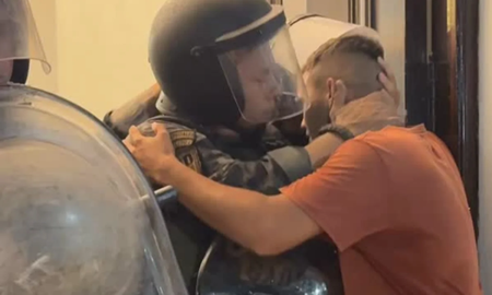 Cristian López, de 21 años, pedía la detención del hombre que abusó sexualmente de la menor de edad, cuando la insólita escena se volvió viral. Cristian López, de 21 años, pedía la detención del hombre que abusó sexualmente de la menor de edad, cuando la insólita escena se volvió viral.