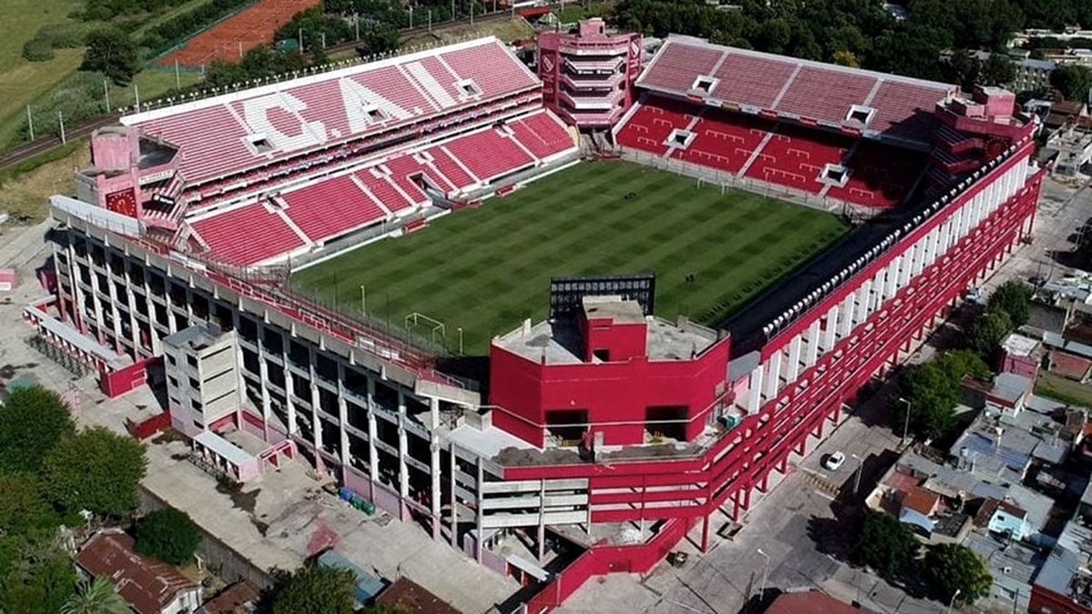 Fuerte operativo de seguridad en Independiente y Nacional de Potosí en el estadio Libertadores de América