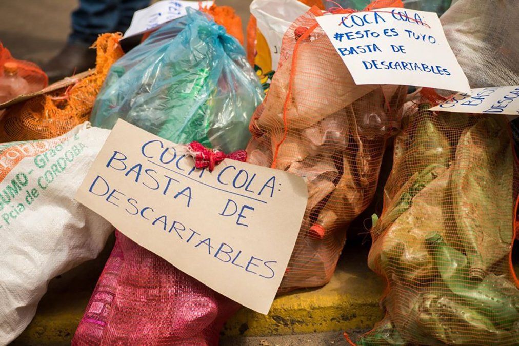 Ambientalistas le devolvieron a Coca Cola la basura plástica que genera