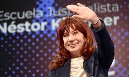 Después de semanas de silencio, la vicepresidenta Cristina Kirchner reapareció en un acto en la ciudad de Buenos Aires. Después de semanas de silencio, la vicepresidenta Cristina Kirchner reapareció en un acto en la ciudad de Buenos Aires.