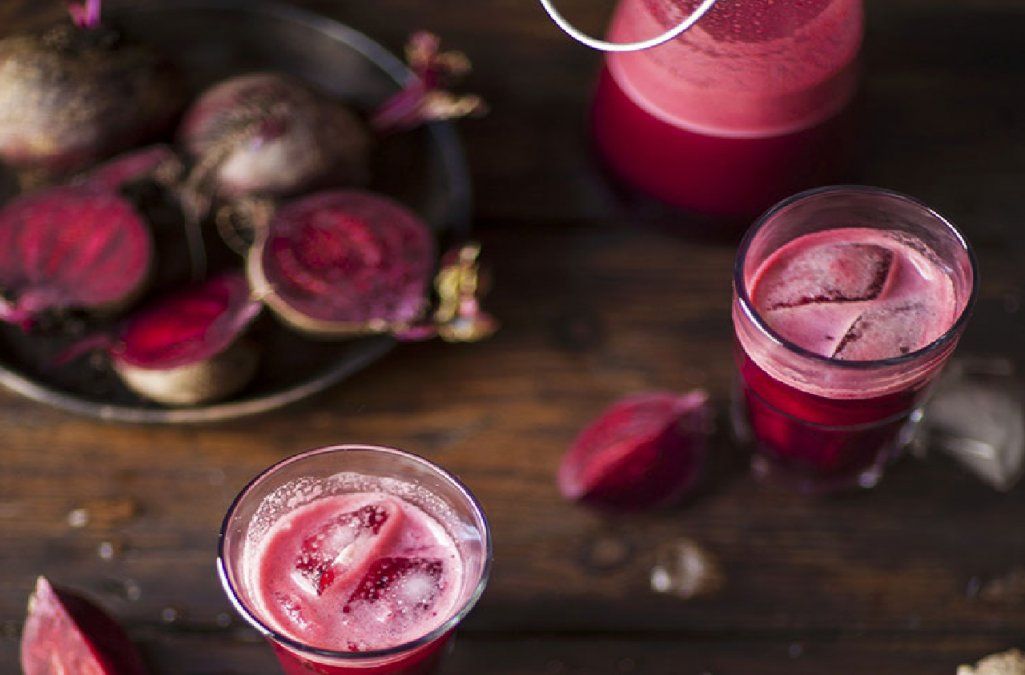 Qué beneficios tiene consumir jugo de remolacha