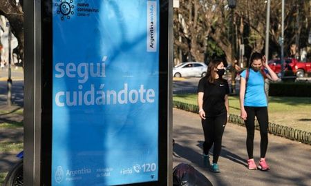 Un cartel del gobierno indica seguí cuidandote por la pandemia de covid. Un cartel del gobierno indica seguí cuidandote por la pandemia de covid.