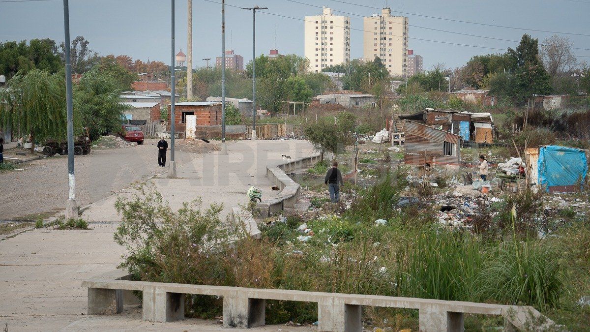 En Barranquitas Sur se construyó una trama de cierre para evitar el avance de las construcciones. Sin embargo, los asentamientos irregularidades ya ocupan parte de los reservorios.