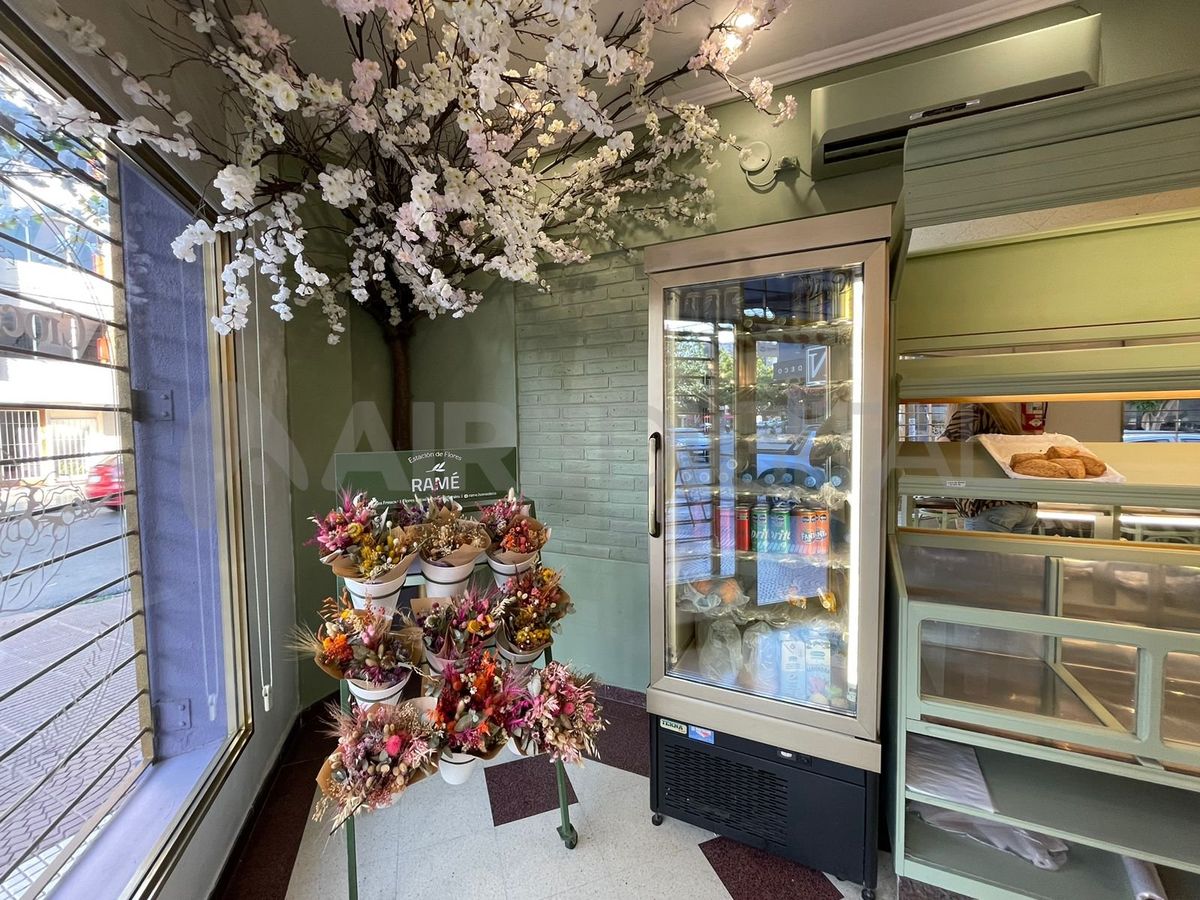 El nuevo local de Cioccolata ofrece un espacio cálido y moderno, ideal para disfrutar de tortas y postres artesanales. El nuevo local de Cioccolata ofrece un espacio cálido y moderno, ideal para disfrutar de tortas y postres artesanales.