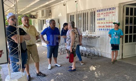 Vecinos de Arroyo Leyes se manifestaron para exigir seguridad en la Costa. Vecinos de Arroyo Leyes se manifestaron para exigir seguridad en la Costa.