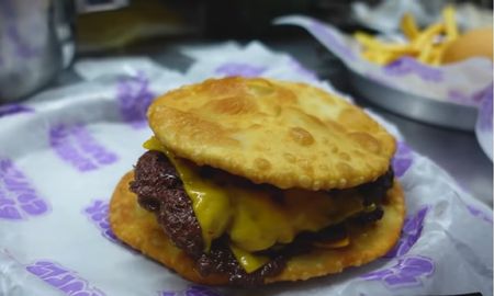 Gorda frita: la hamburguesa viral con torta frita en lugar de panes Gorda frita: la hamburguesa viral con torta frita en lugar de panes