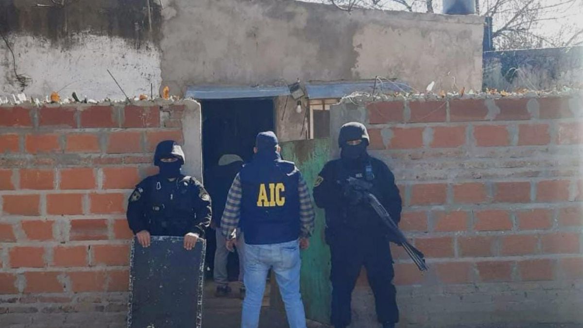 Un hombre y una mujer fueron detenidos este sábado en la ciudad de Santo Tomé por venta de drogas. Se trata de dos personas de 24 y 27 años
