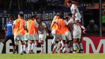 En un partidazo, Deportivo Armenio dio el golpe en Santa Fe y eliminó a Talleres