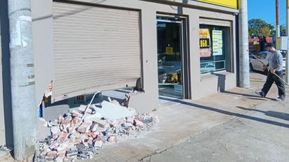 Brutal choque en Avenida Peñaloza: destruyó un comercio, se dio a la fuga pero luego fue detenido