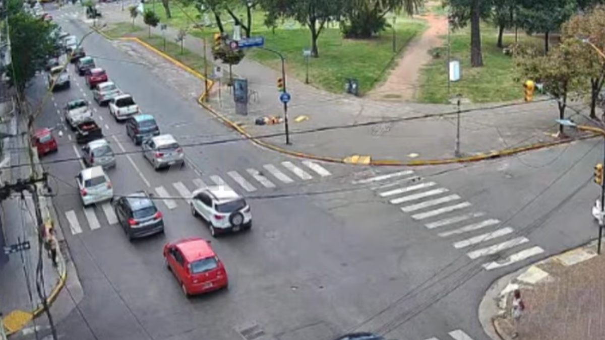 El flujo de tránsito en avenida Rivadavia de Santa Fe con el carril exclusivo para el transporte público. El flujo de tránsito en avenida Rivadavia de Santa Fe con el carril exclusivo para el transporte público.