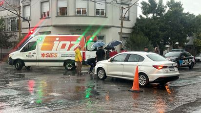 Accidente en barrio Candioti: un auto y una bicicleta chocaron en pleno diluvio en Santa Fe