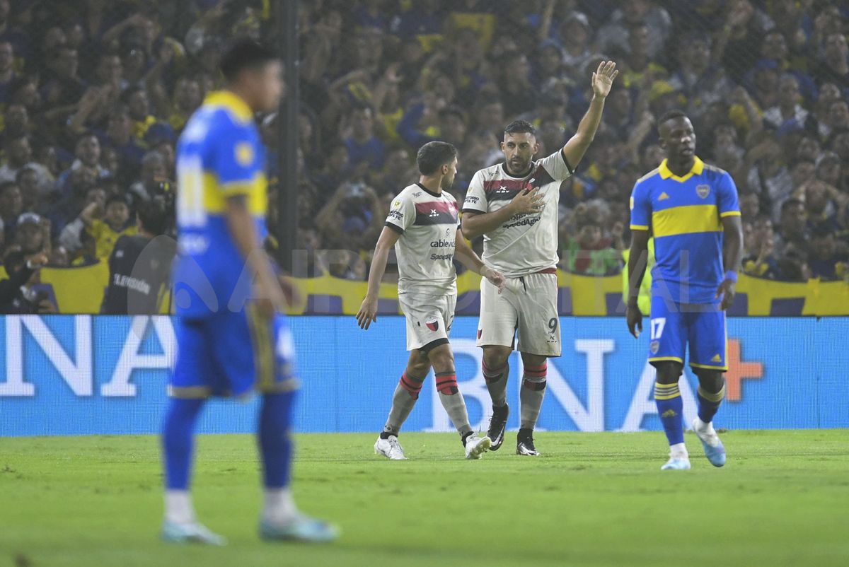 Colón le ganó a Boca Juniors en La Bombonera y dejó de ser el último de la tabla de la Liga Profesional. El Sabalero pudo ganar en este escenario después de 18 años.
