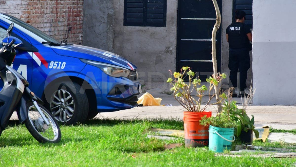 Hallaron en una plaza de Rosario el cadáver de un hombre asesinado a puñaladas.