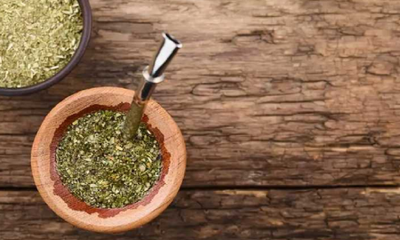 Cómo eliminar las manchas del mate en la ropa con ingredientes naturales Cómo eliminar las manchas del mate en la ropa con ingredientes naturales