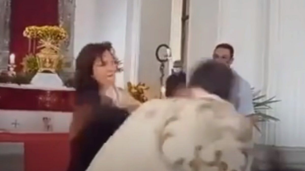 Cacheteó y pateó a un sacerdote en plena misa de Semana Santa: ¿poseída por el diablo?&nbsp;