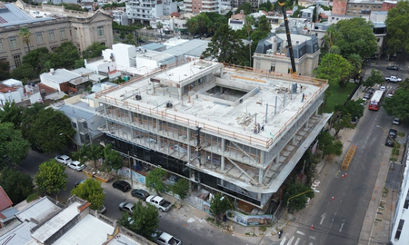 Se comenzó a colocar la piel de vidrio en todo el perímetro del edificio que levanta en la esquina de Güemes y Castellanos. Se comenzó a colocar la piel de vidrio en todo el perímetro del edificio que levanta en la esquina de Güemes y Castellanos.