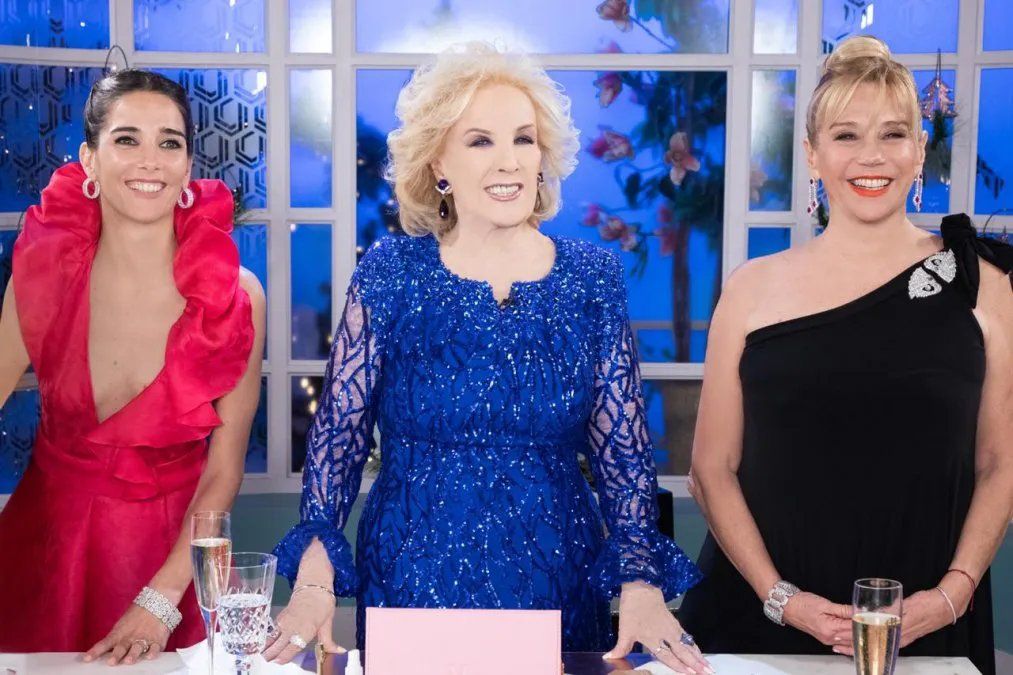 Juana Viale dejaría el programa de Mirtha Legrand y sería reemplazada por Marcela Tinayre.