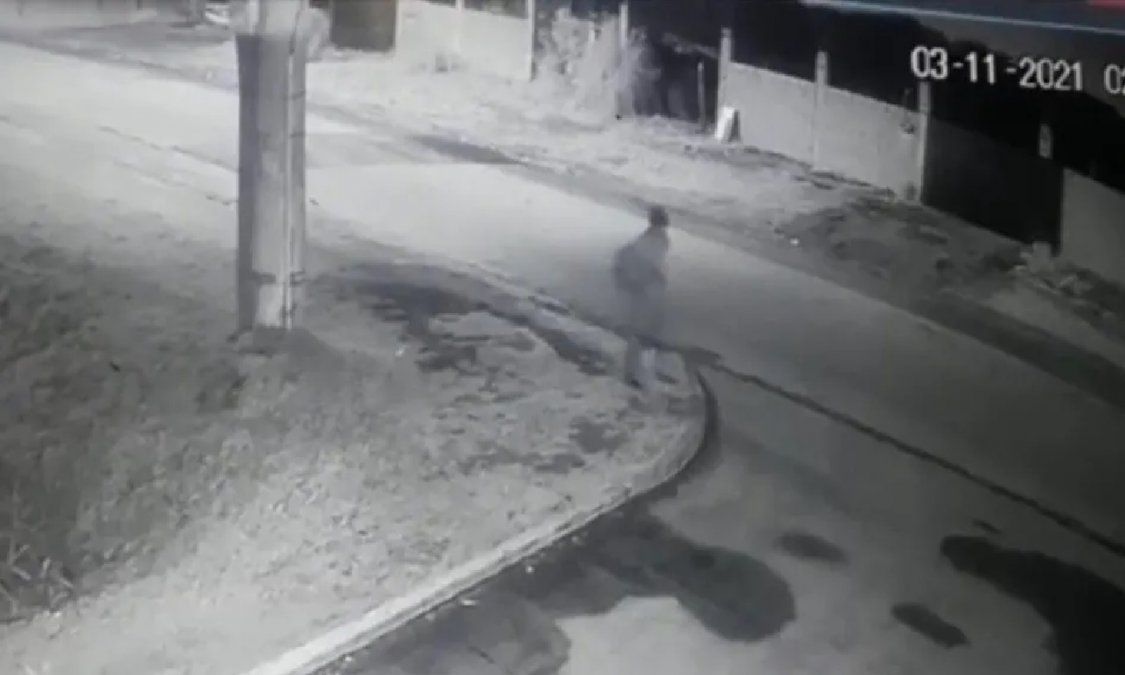 Imágenes aterradoras: muerto deambula por un barrio en las madrugadas y causa conmoción