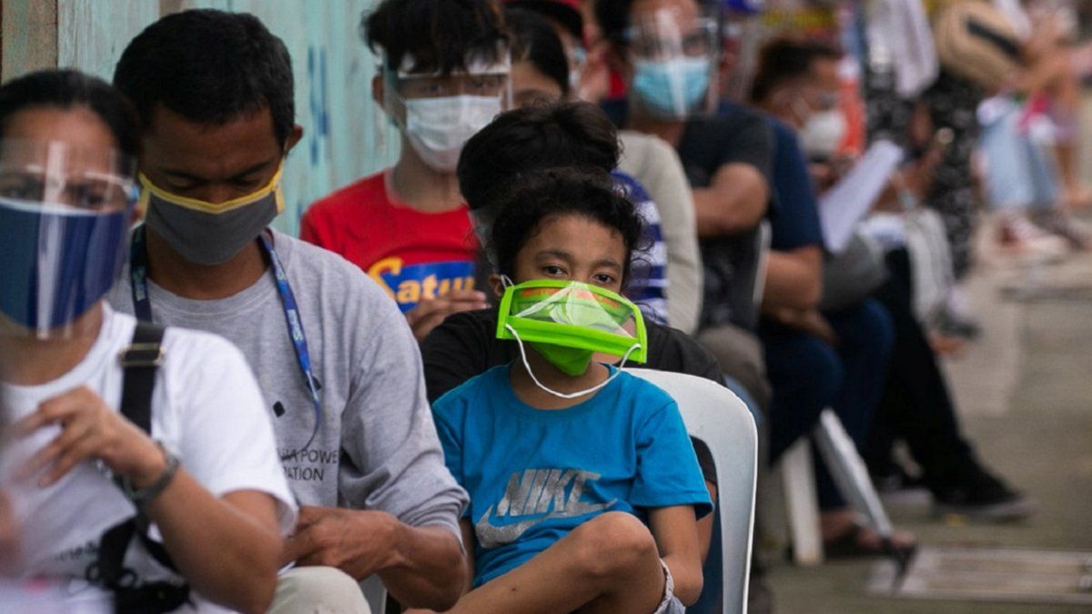 Varias personas esperan para hacerse el test de covid-19 en una instalación gubernamental en Caloocan (Filipinas)