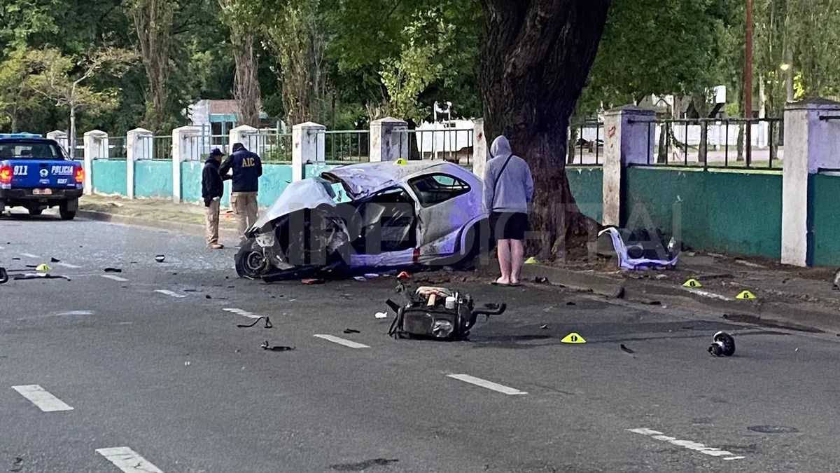 Por el fuerte impacto, el auto quedó destruido.