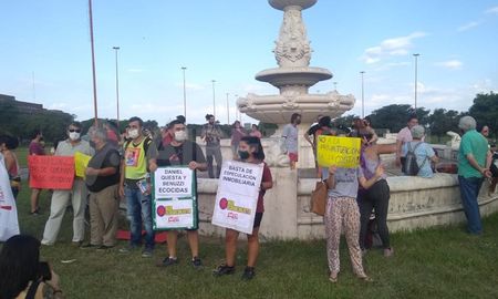 Vecinos y miembros de la Coordinadora de la Costa se manifestaron en alrededores de la Fuente de la Cordialidad. Vecinos y miembros de la Coordinadora de la Costa se manifestaron en alrededores de la Fuente de la Cordialidad.