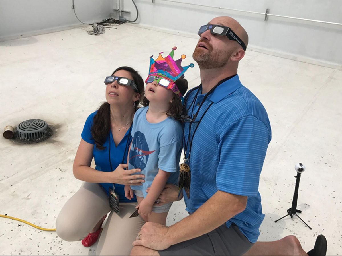 Una familia con anteojos de eclipse observa el eclipse solar total el 21 de agosto de 2017. Una familia con anteojos de eclipse observa el eclipse solar total el 21 de agosto de 2017.