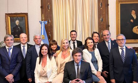 Javier Milei se refirió a la Ley Bases y apuntó que todo el Gabinete quedará bajo análisis. Javier Milei se refirió a la Ley Bases y apuntó que todo el Gabinete quedará bajo análisis.