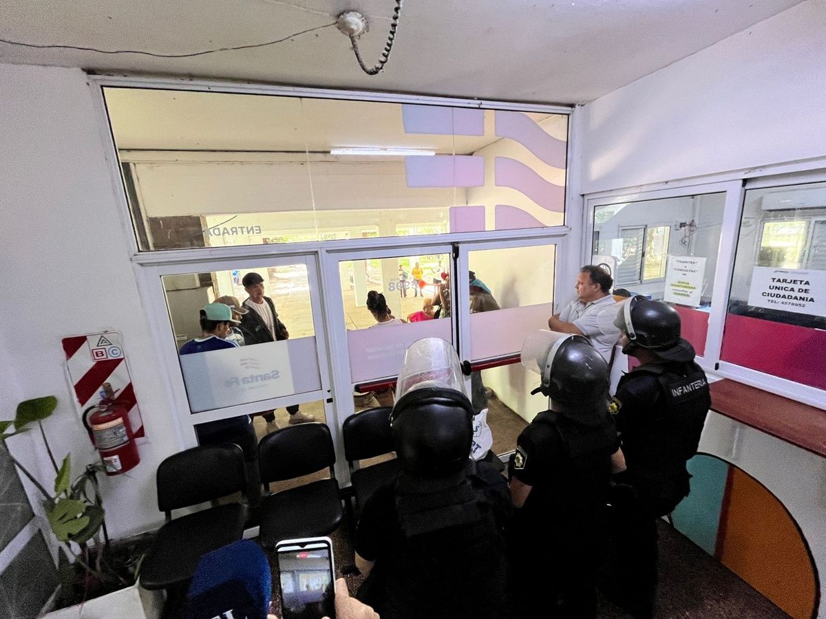 Militantes de organizaciones sociales ingresaron al Ministerio de Desarrollo Humano de Santa Fe y los desalojó la Policía.