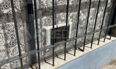 Durante una balacera, un disparo impactó contra la ventana de una peluquería de barrio Los Hornos. Durante una balacera, un disparo impactó contra la ventana de una peluquería de barrio Los Hornos.