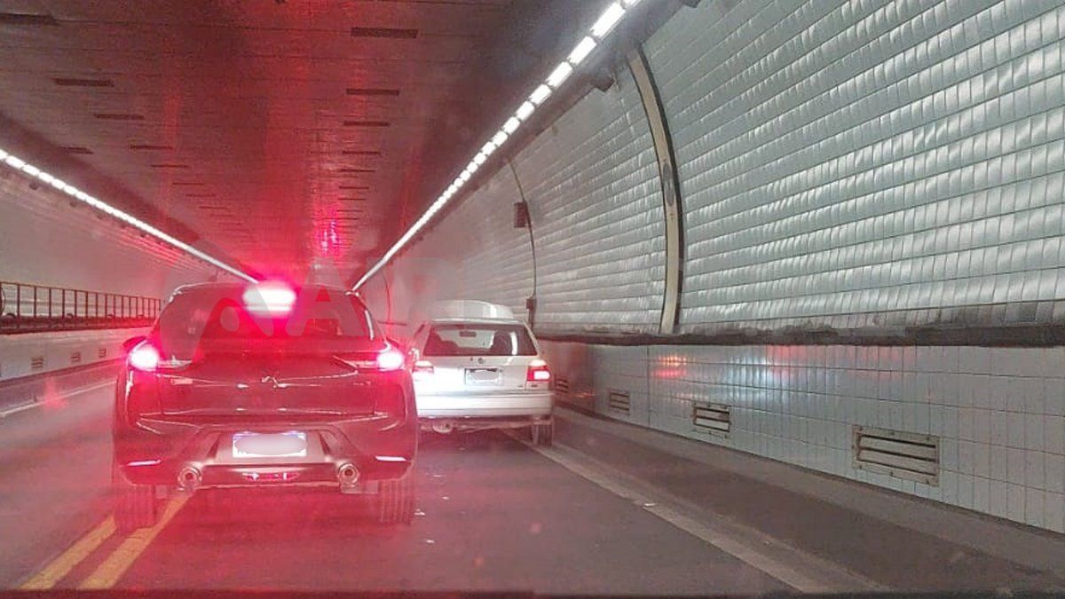 Un auto qued&oacute; parado en medio del t&uacute;nel subfluvial por un desperfecto mec&aacute;nico y provoc&oacute; m&aacute;s demoras.&nbsp;