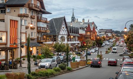 La arquitectura colonial de Gramado responde a un estricto código de edificación que busca preservar la estética europea original de los primeros inmigrantes. La arquitectura colonial de Gramado responde a un estricto código de edificación que busca preservar la estética europea original de los primeros inmigrantes.
