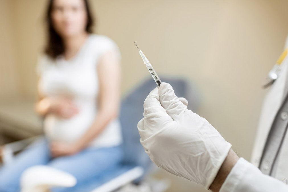 Una mujer embarazada que no estaba vacunada es el primer caso en el mundo de flurona
