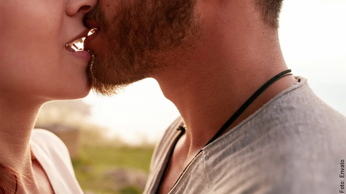 Un beso en la frente solo ocurre por la altura de las personas.