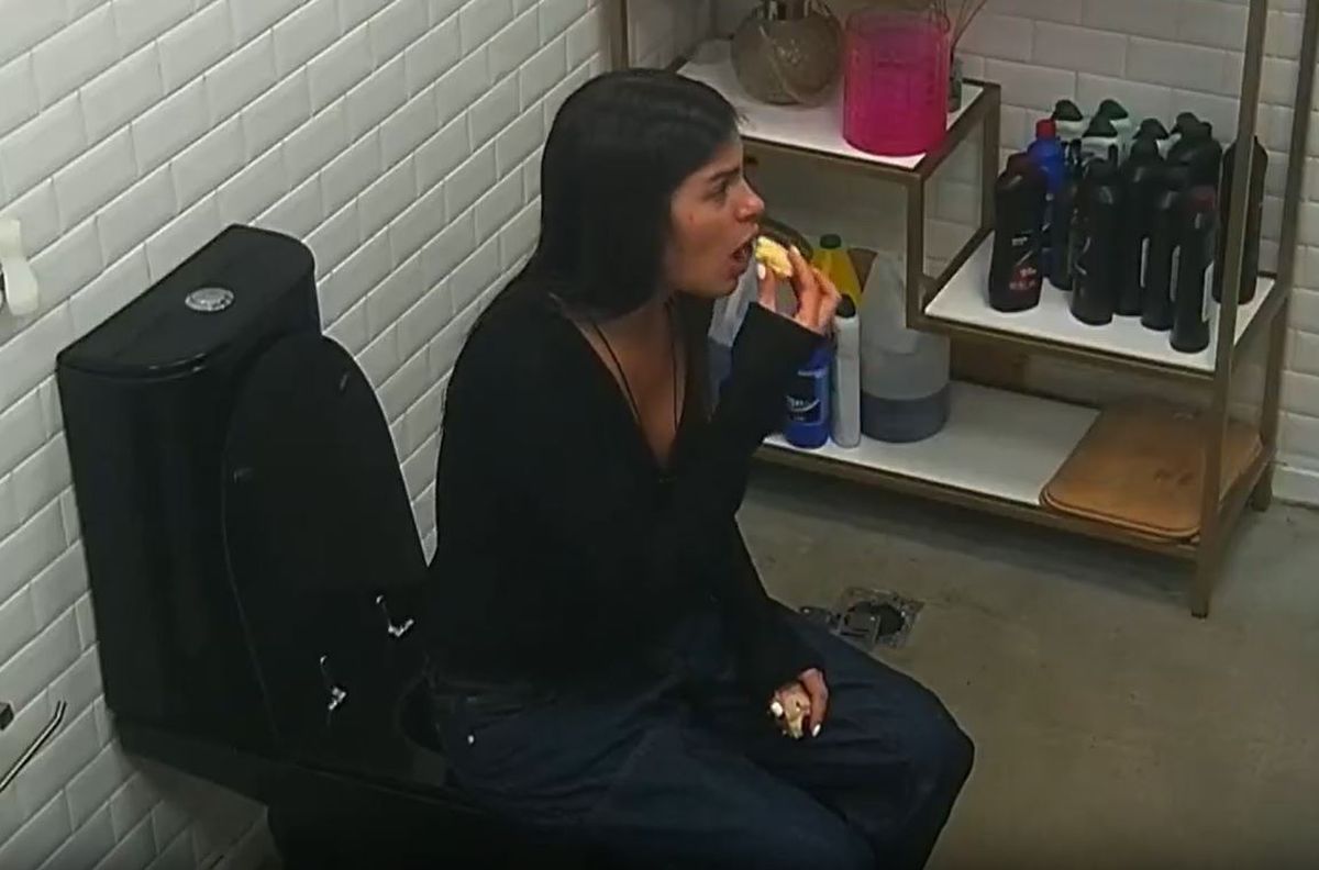 Luana Fernández robó pan y lo comió sentada en el inodoro de Gran Hermano 2026. Luana Fernández robó pan y lo comió sentada en el inodoro de Gran Hermano 2026.