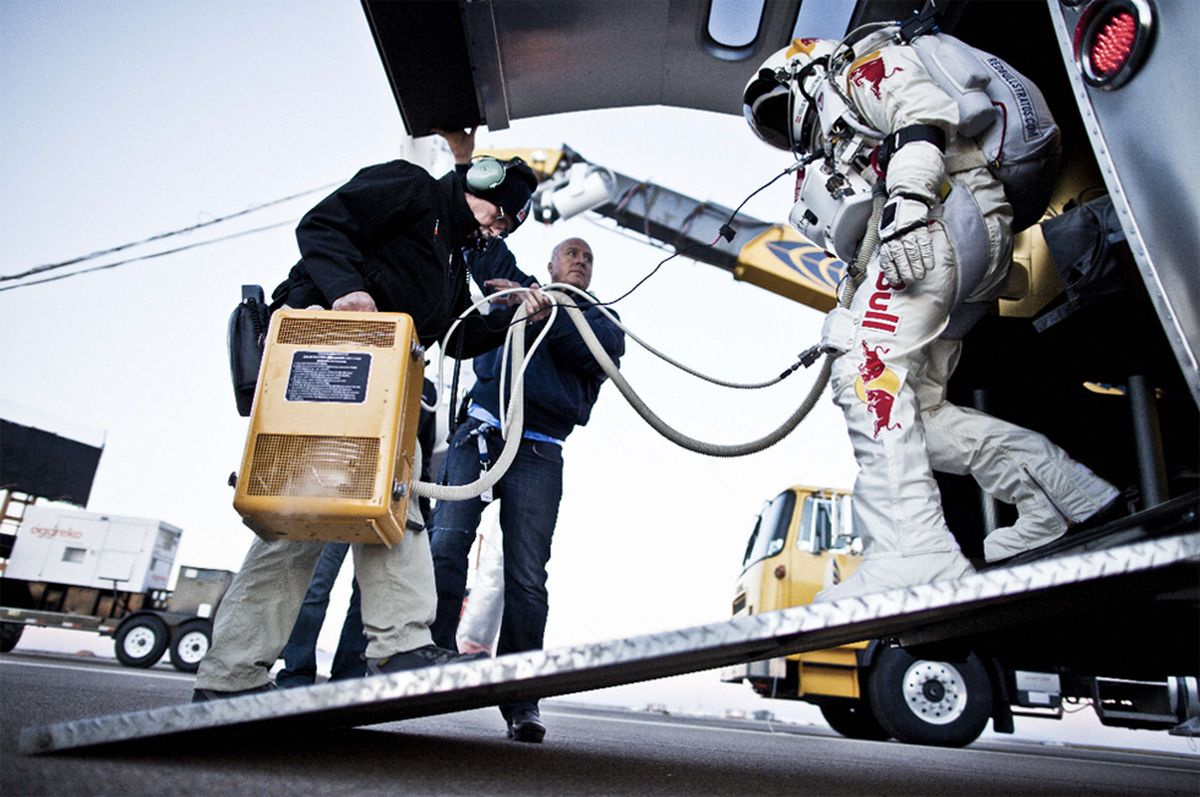 Para establecer su récord, Baumgartner utilizó un traje presurizado –cuyo costo ascendió a los 200.000 dólares– y se diseñó para que soportara temperaturas de -72º C. Además, tenía cinco cámaras incorporadas y, una vez desconectado de la cápsula, unas baterías le suministraron energía y oxígeno durante 20 minutos. Para establecer su récord, Baumgartner utilizó un traje presurizado –cuyo costo ascendió a los 200.000 dólares– y se diseñó para que soportara temperaturas de -72º C. Además, tenía cinco cámaras incorporadas y, una vez desconectado de la cápsula, unas baterías le suministraron energía y oxígeno durante 20 minutos.