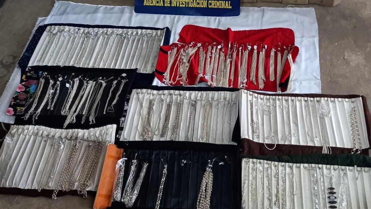 Parte de las joyas que fueron encontradas en uno de los domicilios investigados.&nbsp;