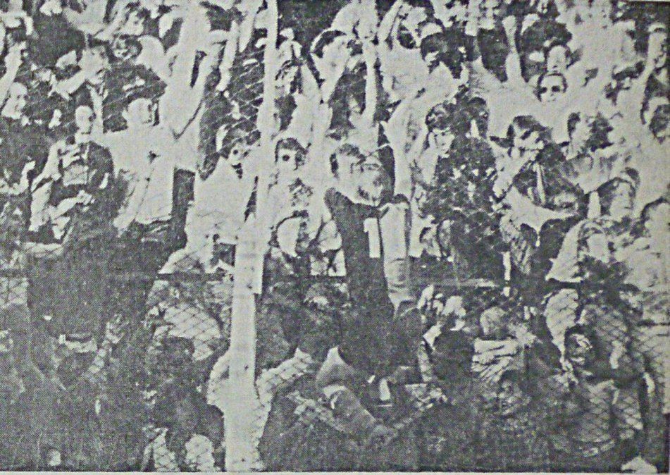 El Lobo Motura se agarra del alambrado y festeja con los hinchas de Colón. 9° fecha del Torneo Reclasificatorio. Unión 0-1 Colón. 1 de noviembre de 1970. En diálogo con Aire Digital El Lobo Motura se agarra del alambrado y festeja con los hinchas de Colón. 9° fecha del Torneo Reclasificatorio. Unión 0-1 Colón. 1 de noviembre de 1970. En diálogo con Aire Digital