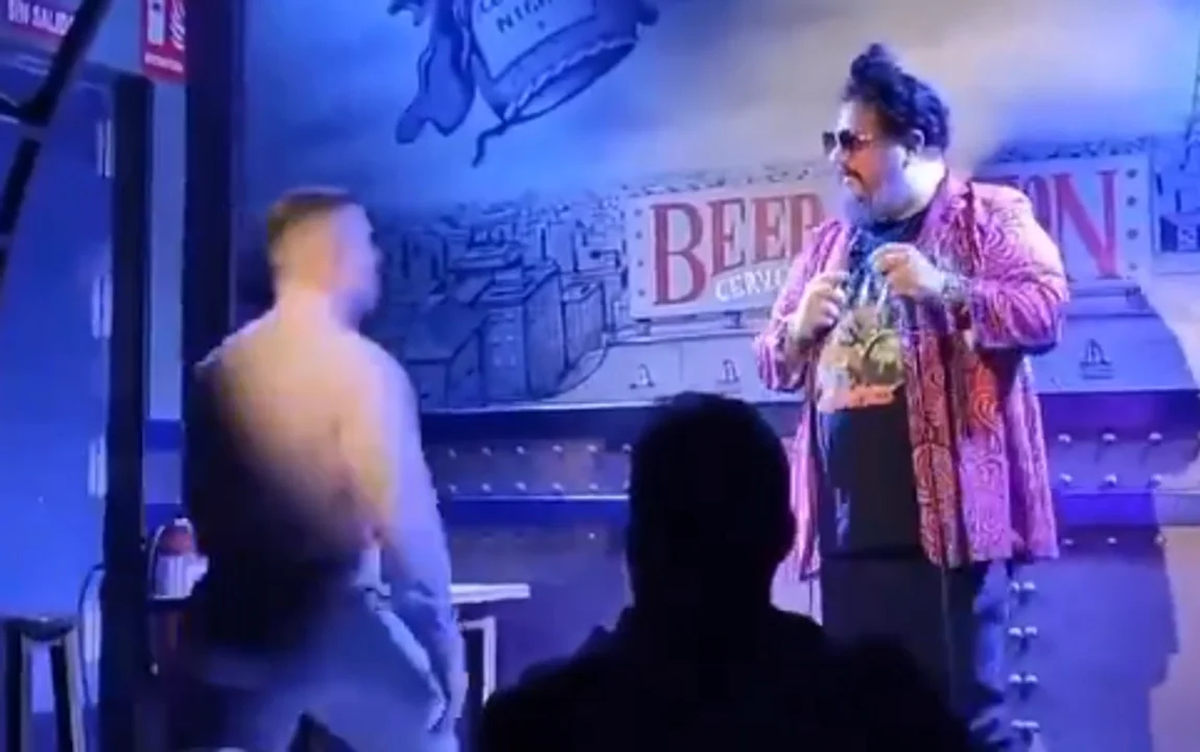 Un humorista fue atacado a piñas en pleno show por un polémico comentario sobre un bebé