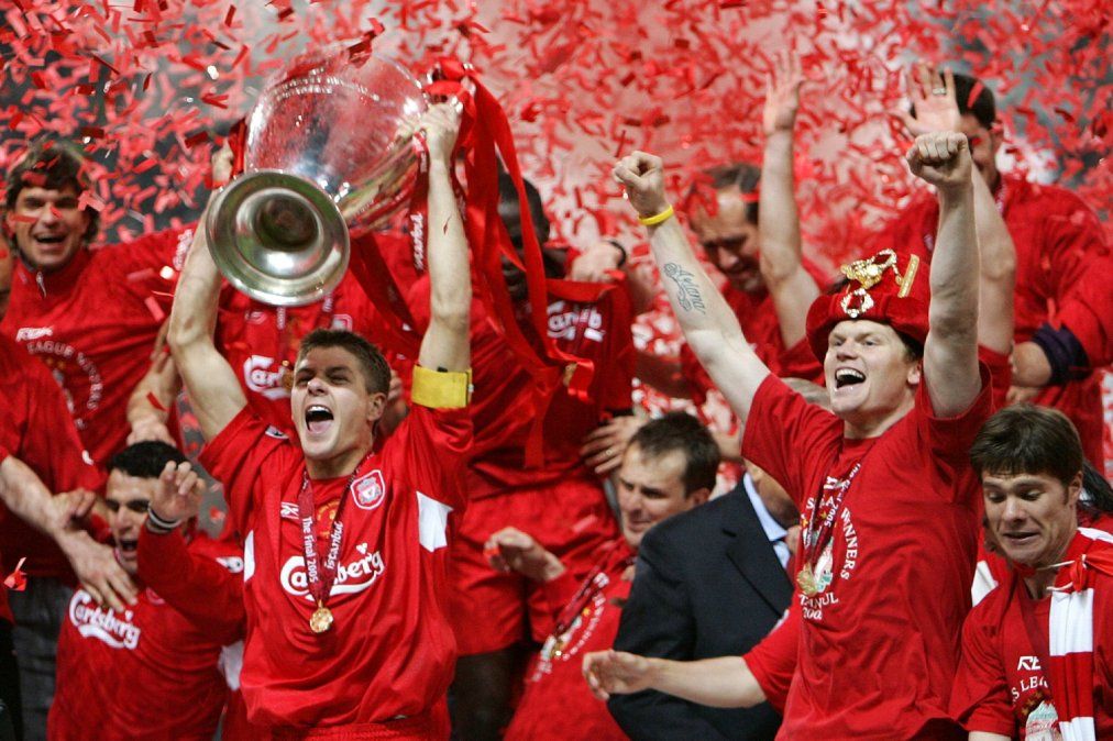 Steven Gerrard levanta la Orejona tras el llamado Milagro de Estambul.