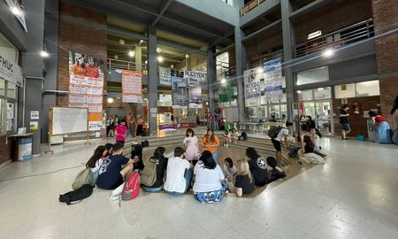 La toma de la casa de estudios se definió tras una asamblea convocada por el Centro de Estudiantes. La toma de la casa de estudios se definió tras una asamblea convocada por el Centro de Estudiantes.