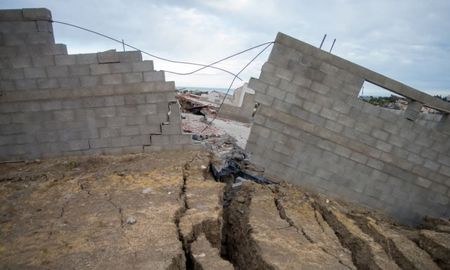 Un nuevo deslizamiento de tierra del Cerro Hermitte de Comodoro Rivadavia (Chubut) obligó a evacuar a decenas de familia por el riesgo inmediato de estructuras. Un nuevo deslizamiento de tierra del Cerro Hermitte de Comodoro Rivadavia (Chubut) obligó a evacuar a decenas de familia por el riesgo inmediato de estructuras.