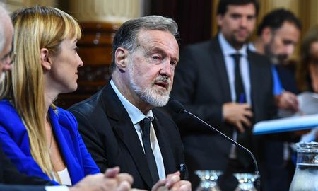 Rafael Bielsa, embajador argentino en Chile, fue criticado por sus dichos sobre el candidato de ultraderecha del país vecino, José Antonio Kast. Rafael Bielsa, embajador argentino en Chile, fue criticado por sus dichos sobre el candidato de ultraderecha del país vecino, José Antonio Kast.