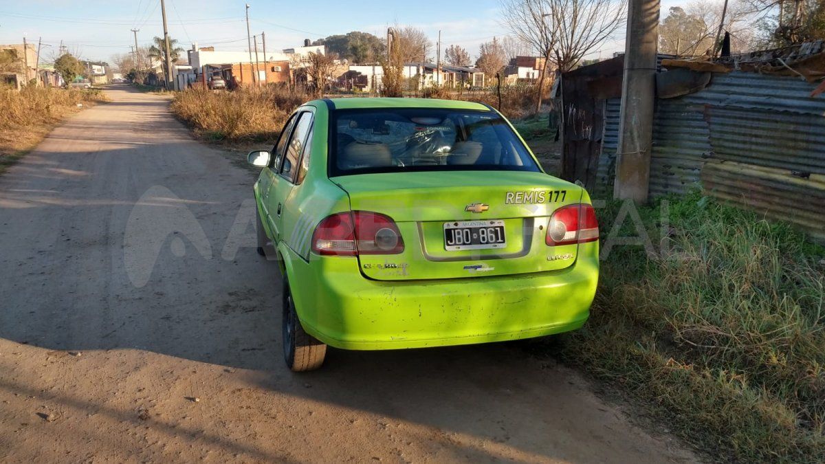 Los delincuentes le robaron las llaves del auto. Ariel se quedó en el lugar donde lo asaltaron a esperar el traslado.