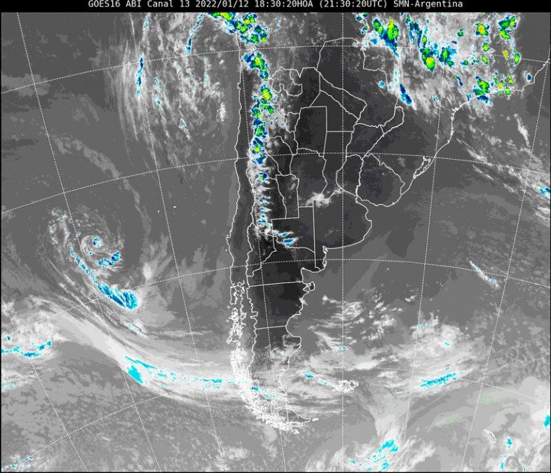 En la imagen satelital se puede apreciar el centro de baja presión en el océano Pacífico que producirá el ingreso de aire cálido y húmedo el viernes por la tarde.