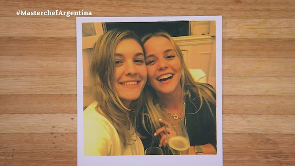 Estefanía recibió a Clara, su amiga de la facultad. Estefanía recibió a Clara, su amiga de la facultad.
