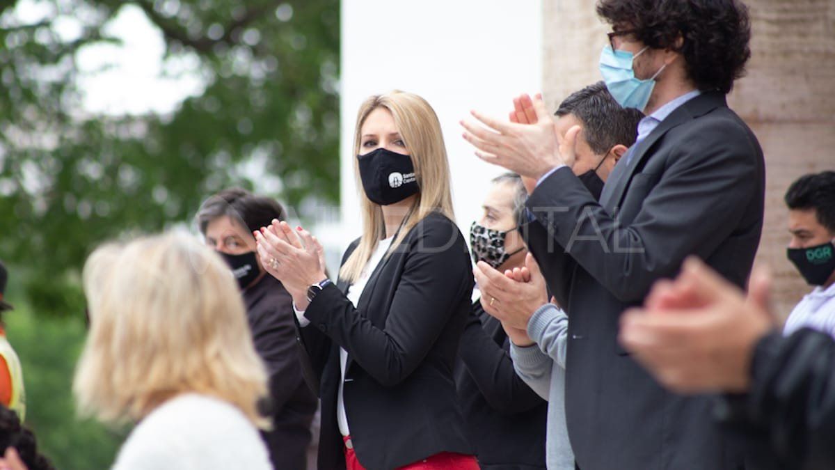 Algunos funcionarios despidieron los restos de Ramón Gamarra desde la ´puerta de la Municipalidad.&nbsp;